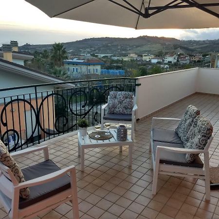 Seafront And Mountain View Penthouse Apartamento Martinsicuro Exterior foto